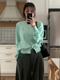 Sáng suốt nhất lúc này là sắm 5 kiểu áo mỏng nhẹ, mặc được từ cuối đông tới tận hết mùa xuân 2026