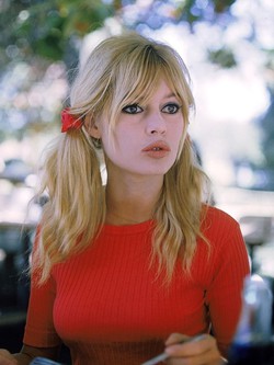 Nhan sắc phá vỡ mọi chuẩn mực của biểu tượng điện ảnh vừa qua đời