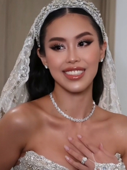 Váy cưới của Tiên Nguyễn được đặt thiết kế riêng ở nước ngoài rồi vận chuyển về Việt Nam