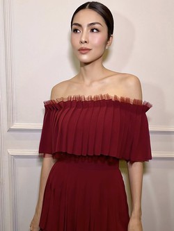 Đã tìm ra bộ đầm đỏ "tuyệt phẩm" mà Hà Tăng diện tại lễ cưới Tiên Nguyễn: Không cần trang sức, vẫn sang ngút ngàn