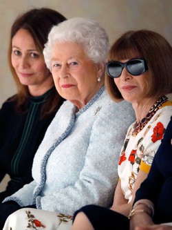 Khoảnh khắc hiếm hoi: Tổng biên tập Vogue Anna Wintour tháo kính râm khi nhận huân chương danh dự từ Vua Charles