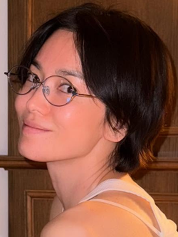 Lần đầu Song Hye Kyo để mặt mộc không chút son môi, thần sắc nhàn nhạt, vóc dáng gầy gò
