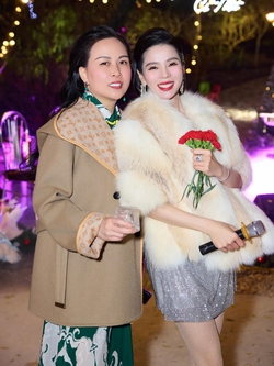 Phượng Chanel vừa "thả dáng" với đồ bơi, Lệ Quyên đã ngay lập tức để lại bình luận
