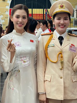 Tiểu Vy tham gia tổng duyệt, tranh thủ đọ sắc cùng đồng chí công an "girl phố"