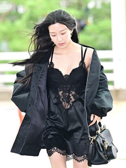 Moon Ga Young lần đầu hở bạo ra sân bay, bị dân Hàn chê tới tấp