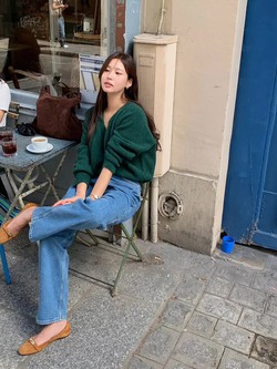 Áo len và quần ống rộng: Cặp bài trùng hoàn hảo có 5 cách mix nhân đôi sự trẻ trung