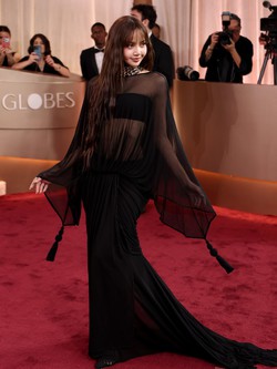 Lisa mang đồ xuyên thấu trở lại, không dám hở bạo mà trông đã “đỉnh nóc kịch trần”!