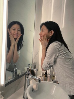 Mỹ nhân 54 tuổi cứ đăng hình là gây xôn xao, chu trình skincare vừa tiết lộ nói lên tất cả