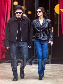 Con dâu của Victoria Beckham: Tiểu thư tài phiệt mê quần dài hơn váy, mặc chất tới từng set đồ