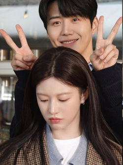 Thỏi son bình dân hình trái tim của Go Yoon Jung khiến Kim Seon Ho “đổ đứ đừ”