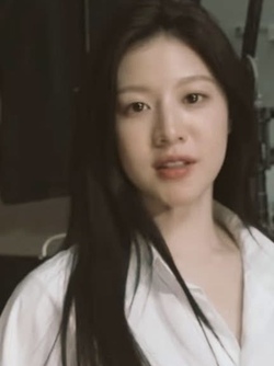 Tình mới của Kim Seon Ho quá giống Kim Ji Won, nói “2 giọt nước” cũng không oan