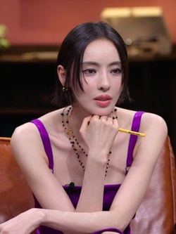 Minh tinh 40 tuổi khiến netizen chia 2 phe