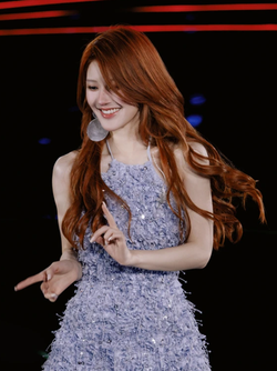 "Tóc nâu Triệu Lộ Tư" gây sốt khắp nơi: Khiến da sáng bật tone, rất hợp mấy ngày Tết