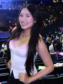 Rich kid "quá là sến" Jenny Huỳnh đã khác xưa: Khoe bạo vòng 1 ngang mỹ nhân đẹp nhất thế giới