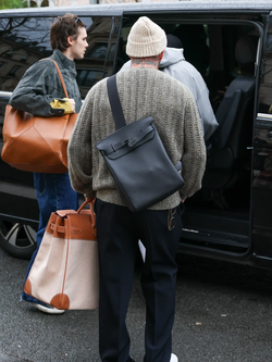 Túi Hermès với nhà Beckham chỉ là bao tải đựng đồ, nhìn cảnh gia đình khệ nệ đi du lịch mà choáng!