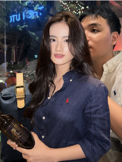 Hoa hậu Ý Nhi tặng bạn trai túi Dior, mặc áo đôi "quý tộc" trước tin đồn sắp cưới