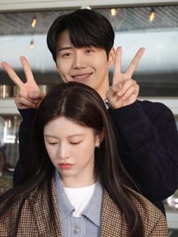 Chiếc má lúm viral khắp cõi mạng của Kim Seon Ho không phải tự nhiên mà có