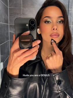 Nối bước Rhode, Huda Beauty khiến hội con gái đảo điên với giá đỡ điện thoại kiêm phấn phủ