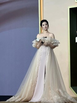 Cam thường lạ lùng của Lưu Diệc Phi