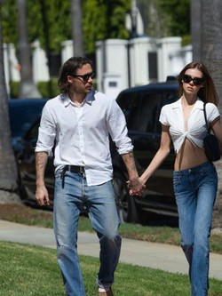 Con dâu Victoria Beckham xuống phố đập tan tin đồn