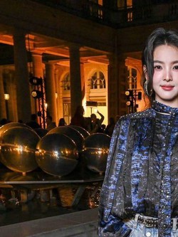 Chương Nhược Nam mặc sến đi fashion week, bù lại được 1 điểm