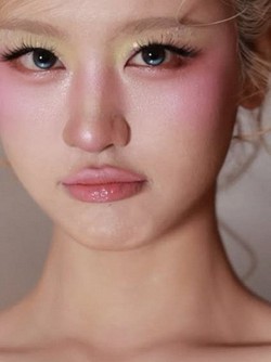 Bí lời khen trước màn cosplay "tiên xanh" của hot girl tạp hóa