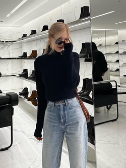 Hình mẫu mặc quần jeans đỉnh cao chính là Rosé: Phối đồ tối giản nhưng sang tới từng set