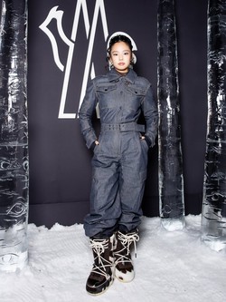 Jennie kín bưng tới sự kiện, netizen phán “lùn thấy cưng”