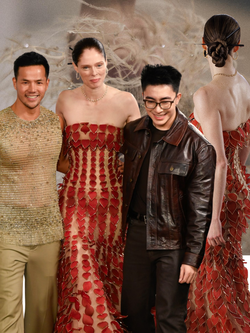 Siêu mẫu số 1 thế giới gật đầu làm vedette, cổ vũ NTK người Việt đầu tiên làm nên kỳ tích: "Lịch sử đã được viết nên!"