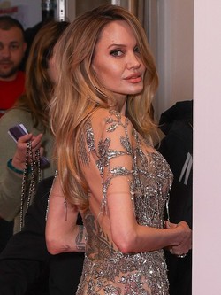 Angelina Jolie diện mốt không nội y