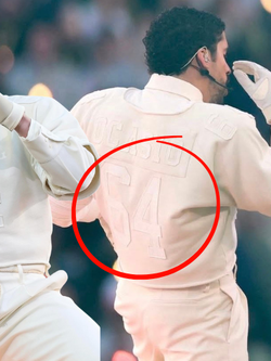 Lần đầu tiên Zara được mặc trên sân khấu gây sốt Super Bowl, con số 64 trên áo ca sĩ gây tò mò