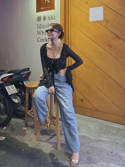 Một mỹ nhân Việt ngoài 40 tuổi mặc quần jeans cực xuất sắc, mix đồ đa dạng ngắm mãi không chán