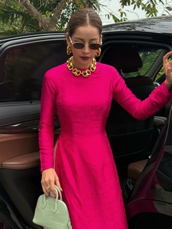 Tết nhất Chi Pu đeo vàng nặng người, fan vội hỏi trên cổ đang là mấy chục cây?