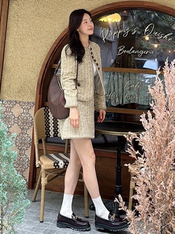 5 cách mặc chân váy ngắn trẻ trung mà vẫn vô cùng tinh tế dành cho phụ nữ ngoài 40 tuổi