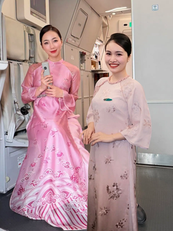 "Rừng hoa xuân" trên độ cao 10.000 mét của Vietnam Airlines: Khi tiếp viên được tự do diện áo dài rực rỡ