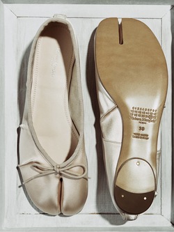 Hot trend 2026 gọi tên giày satin: Từ giày búp bê tới sneakers đều xinh cỡ này, bảo sao MXH mê đắm!