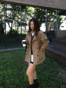 Nàng blogger mặc trang phục màu trung tính mỗi ngày, nhưng set nào cũng đẹp miễn chê