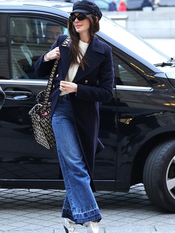Anne Hathaway ở tuổi 44: Mặc quần jeans đẹp bất bại với 4 công thức