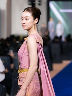 Tiểu thư Thái Lan đẹp tựa nữ thần đang gây bão mạng: Visual đúng chất như hoa như ngọc