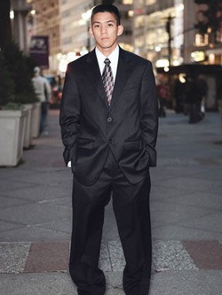 Chồng tôi sắp 40 tuổi, và xét một cách nghiêm túc thì có nhiều quần áo anh ấy nên vứt ngay lập tức