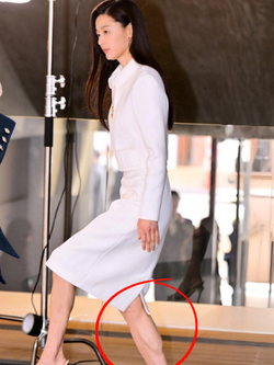 Jeon Ji Hyun người mỏng như lá lúa, siết cơ khô khốc, chẳng "mướt" như ảnh quảng cáo