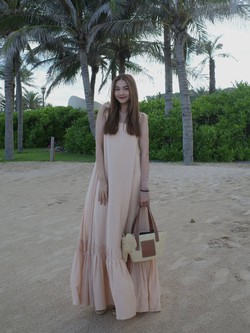 Ngắm mãi không chán style đi du lịch của Phạm Thanh Hằng: Siêu ăn ảnh và bộ nào cũng sang