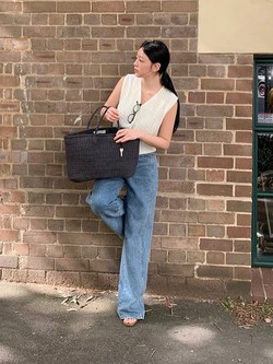 Áo trắng và quần jeans xanh: Bộ đôi kinh điển có tới 4 cách mặc trong mùa hè