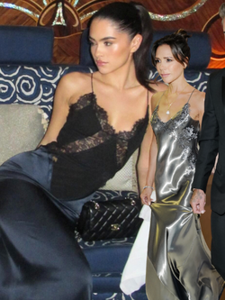 Hai dâu tương lai thay nhau nịnh nọt Victoria Beckham, nói một câu đụng chạm con dâu nhà giàu khiến mẹ chồng "sĩ tới nóc"