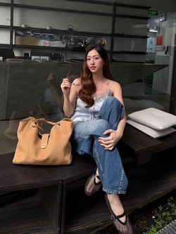 Lương Thùy Linh "đu" trend đồ ngủ, thoạt nhìn rất xinh nhưng vẫn vấp chê bai từ cư dân mạng