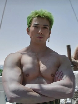 Từ Zoro "ngực bự" của Mackenyu đến ảo vọng cơ bắp đàn ông do Hollywood thêu dệt