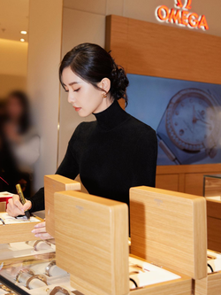 Minh tinh Cbiz cổ cao như thiên nga, lưng thẳng tới nỗi được phong “sách mẫu” tư thế đẹp