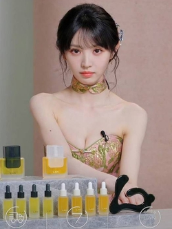 Điền Hi Vi mặc váy o ép vòng 1 khiến buổi livestream bị gián đoạn, ekip bị ném đá gắt