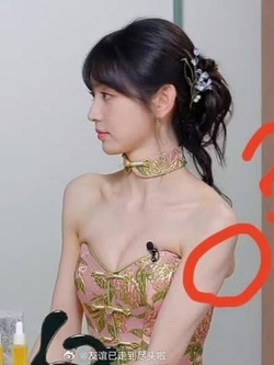 Điền Hi Vi mặc váy o ép vòng 1 khiến buổi livestream bị gián đoạn, ekip bị ném đá gắt