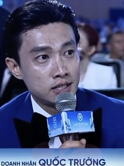 Tổng tài Quốc Trường lộ mặt toàn mụn thâm trên sóng trực tiếp